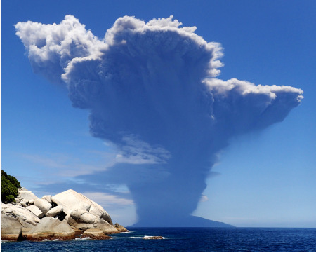 永良部島の噴火の様子・噴煙